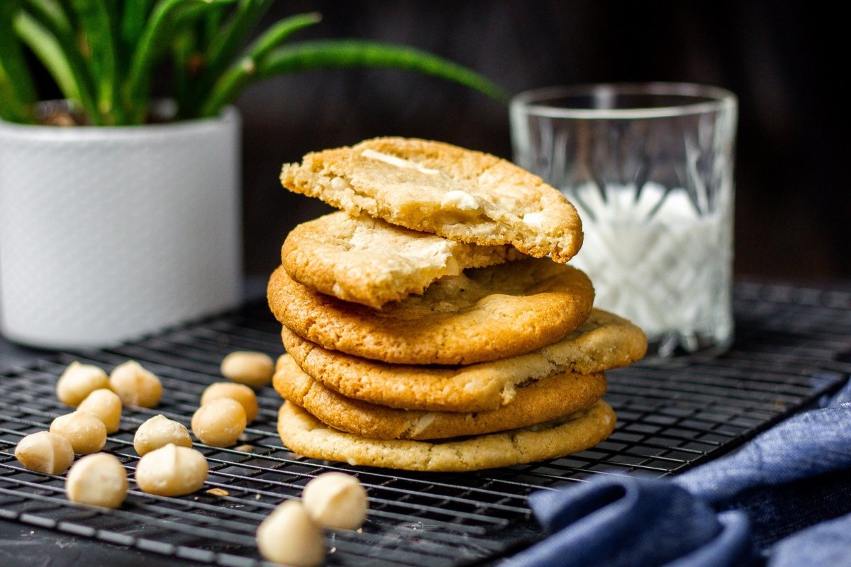 Jednoduché cookies s makadamovými orechami a bielou čokoládou. - INFINUTY