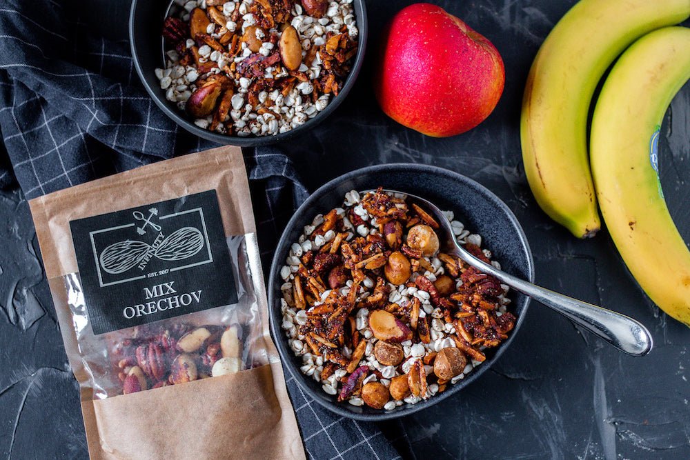 Vegánska granola s mixom orechov a pufovaným pšenom. - INFINUTY